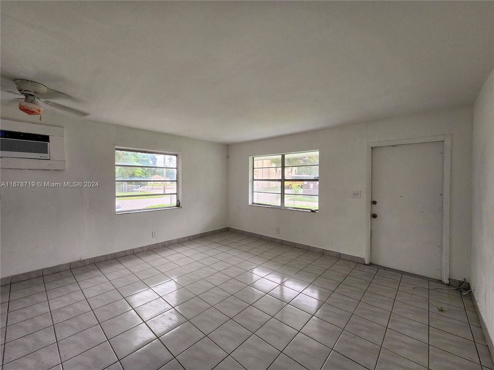 For Rent: $1,700 (2 beds, 1 baths, 845 Square Feet)