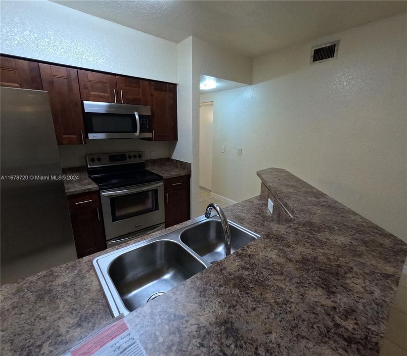 For Rent: $2,500 (2 beds, 2 baths, 1035 Square Feet)