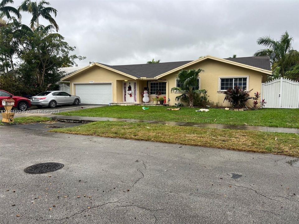 For Sale: $735,000 (4 beds, 2 baths, 2324 Square Feet)