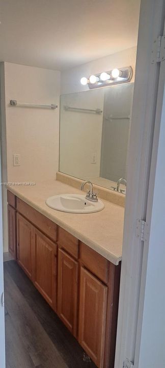 For Rent: $2,190 (2 beds, 2 baths, 944 Square Feet)