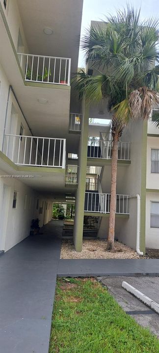 For Rent: $2,190 (2 beds, 2 baths, 944 Square Feet)