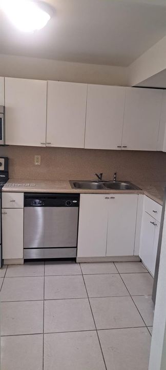 For Rent: $2,190 (2 beds, 2 baths, 944 Square Feet)