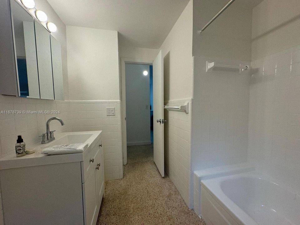 For Rent: $2,000 (1 beds, 1 baths, 6215 Square Feet)