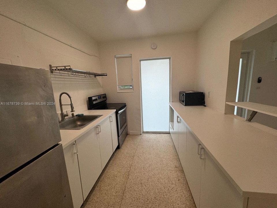 For Rent: $2,000 (1 beds, 1 baths, 6215 Square Feet)