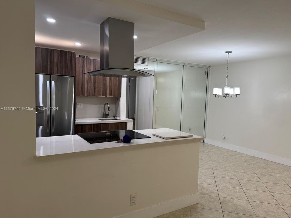 For Rent: $1,720 (1 beds, 1 baths, 933 Square Feet)