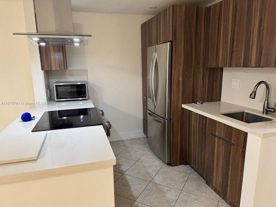 For Rent: $1,720 (1 beds, 1 baths, 933 Square Feet)