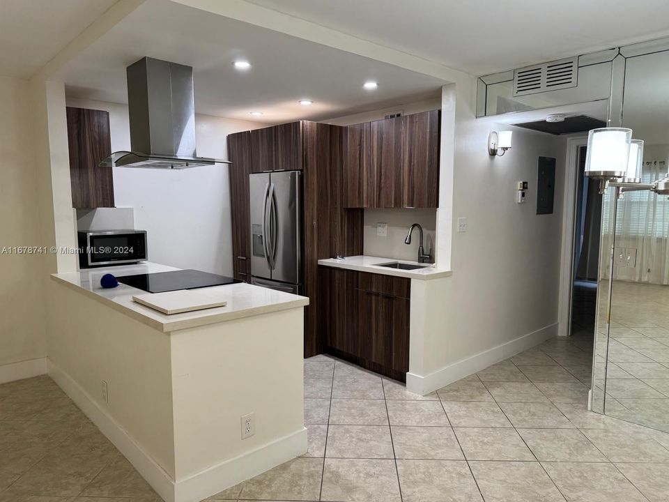 For Rent: $1,720 (1 beds, 1 baths, 933 Square Feet)