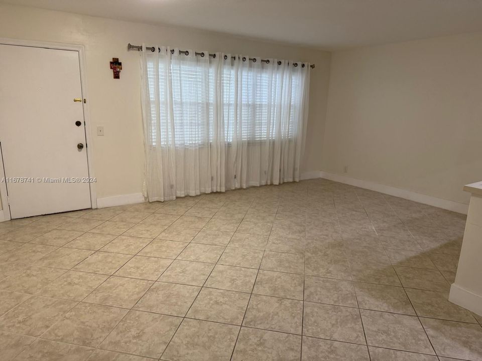 For Rent: $1,720 (1 beds, 1 baths, 933 Square Feet)