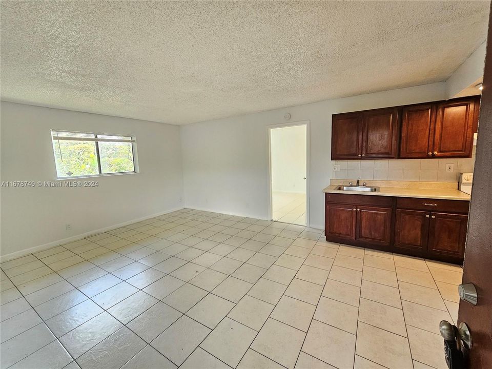 For Rent: $1,425 (1 beds, 1 baths, 600 Square Feet)