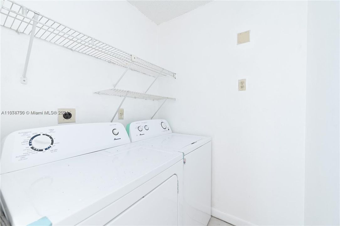 For Rent: $2,300 (2 beds, 2 baths, 925 Square Feet)