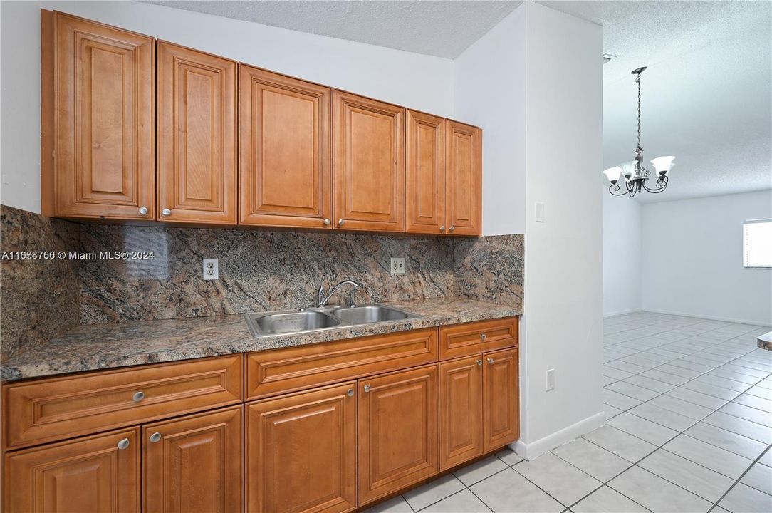 For Rent: $2,300 (2 beds, 2 baths, 925 Square Feet)