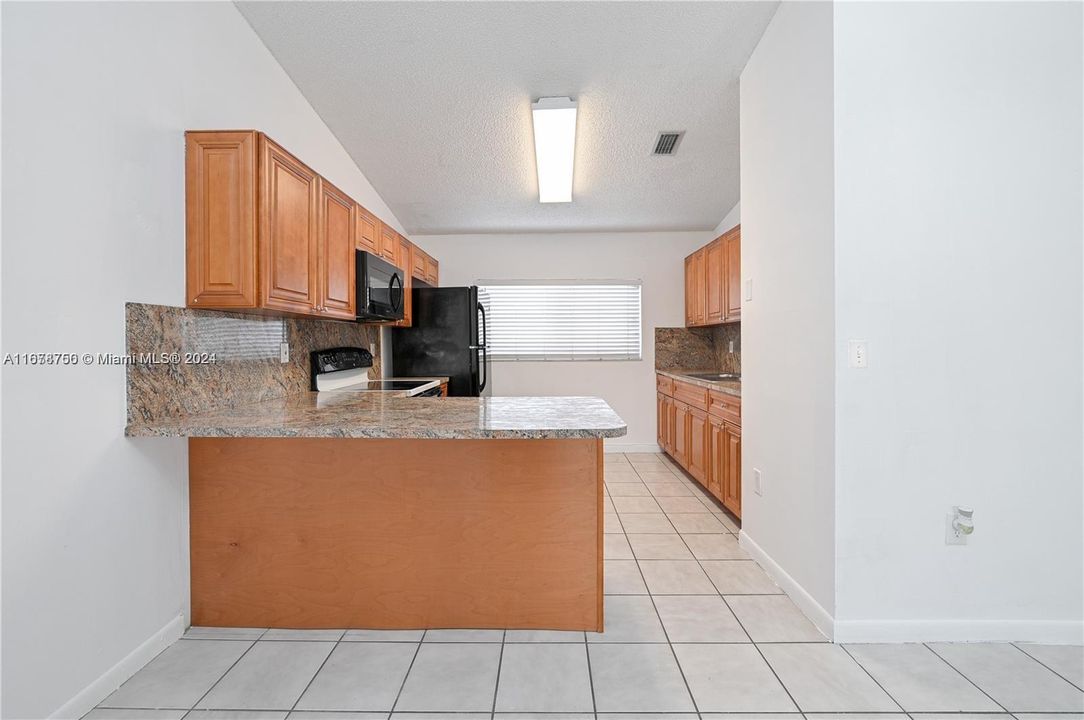 For Rent: $2,300 (2 beds, 2 baths, 925 Square Feet)