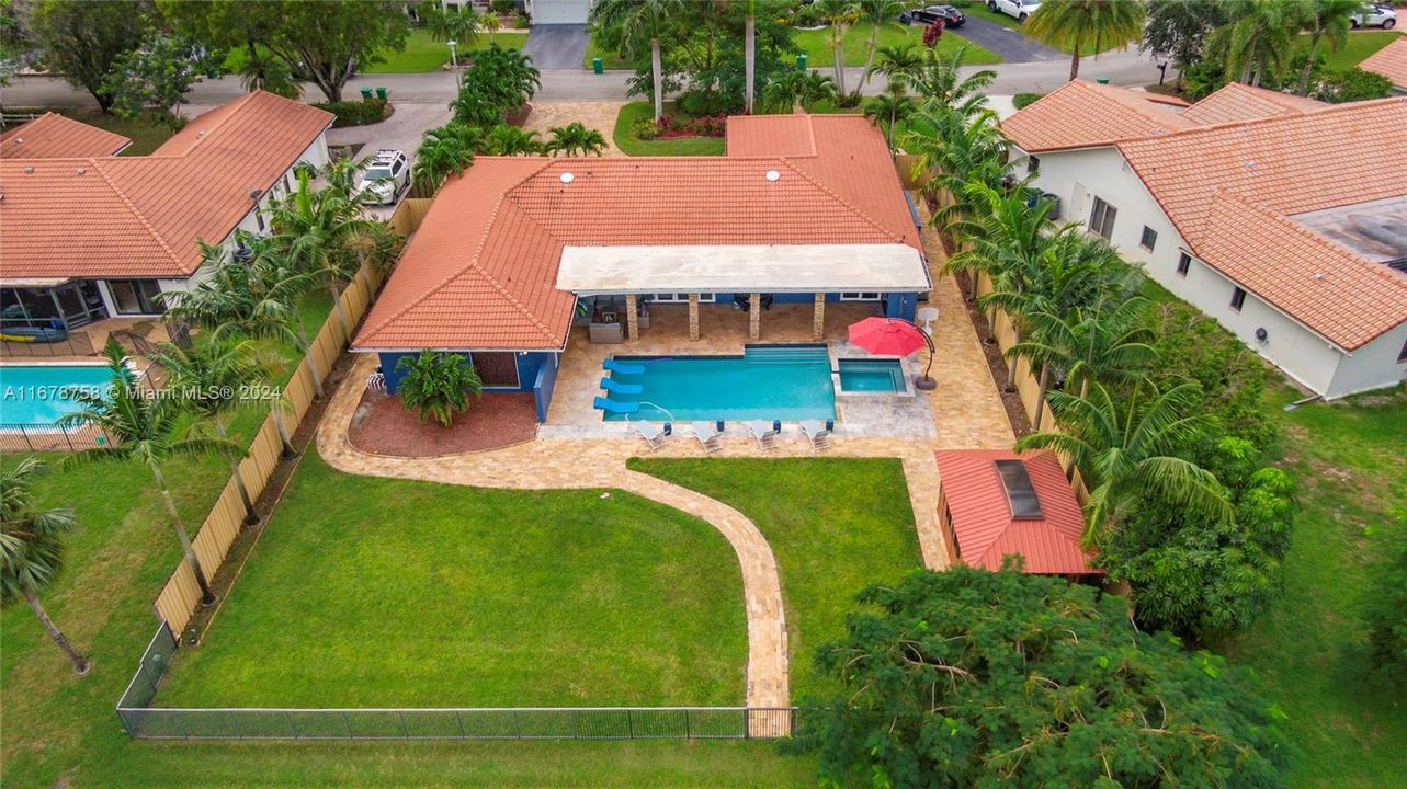 En Venta: $949,000 (5 camas, 2 baños, 2831 Pies cuadrados)