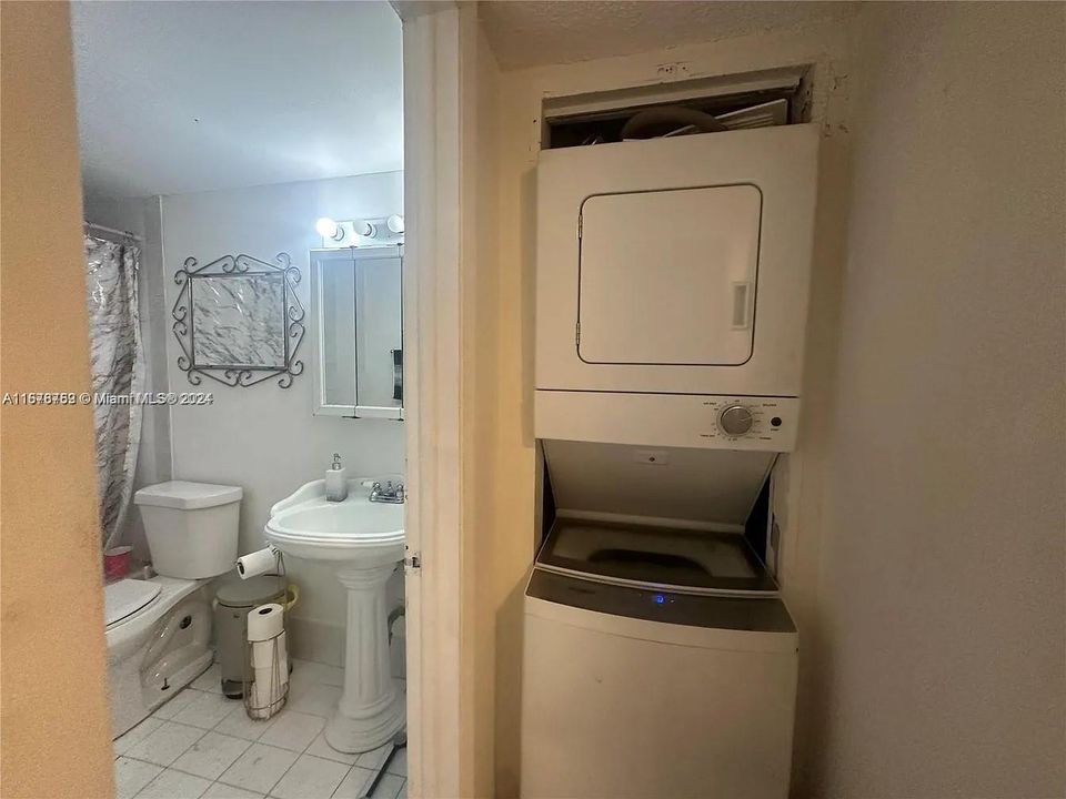 For Rent: $2,200 (2 beds, 1 baths, 943 Square Feet)