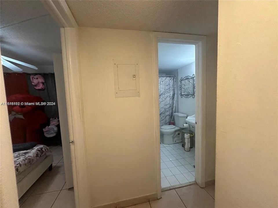 For Rent: $2,200 (2 beds, 1 baths, 943 Square Feet)