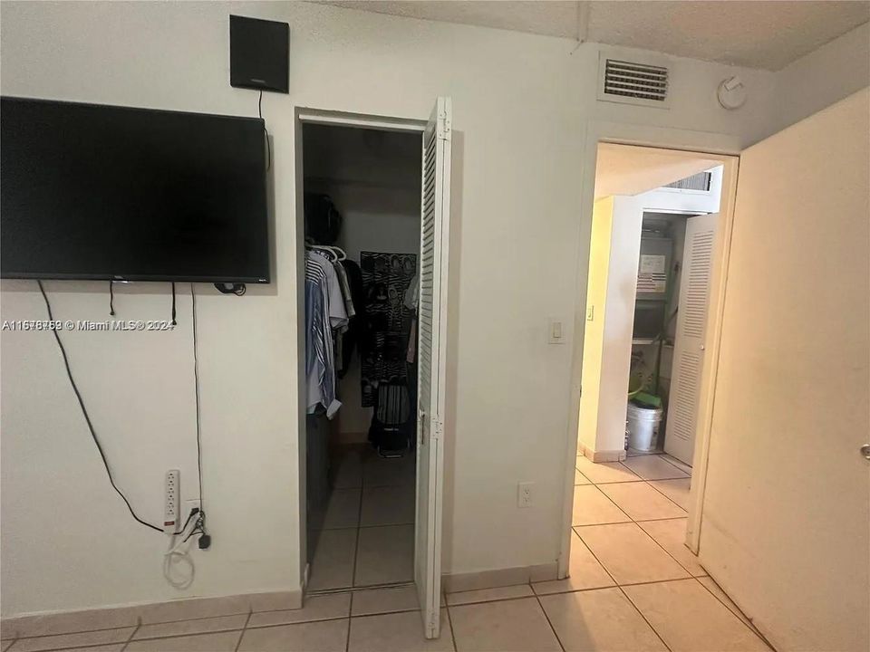 For Rent: $2,200 (2 beds, 1 baths, 943 Square Feet)