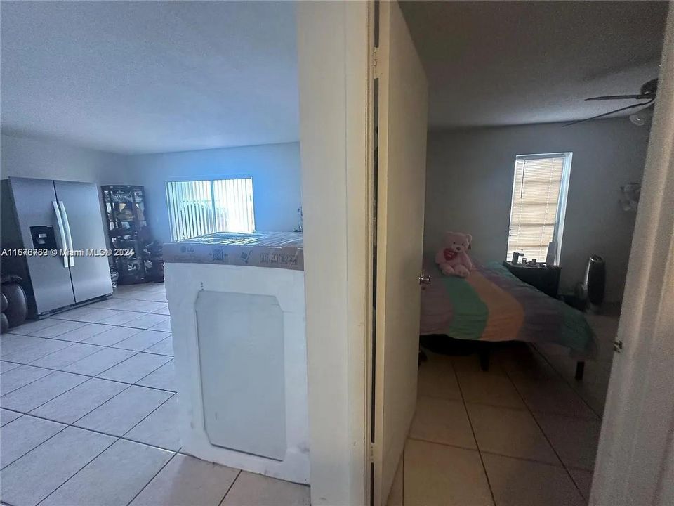 For Rent: $2,200 (2 beds, 1 baths, 943 Square Feet)