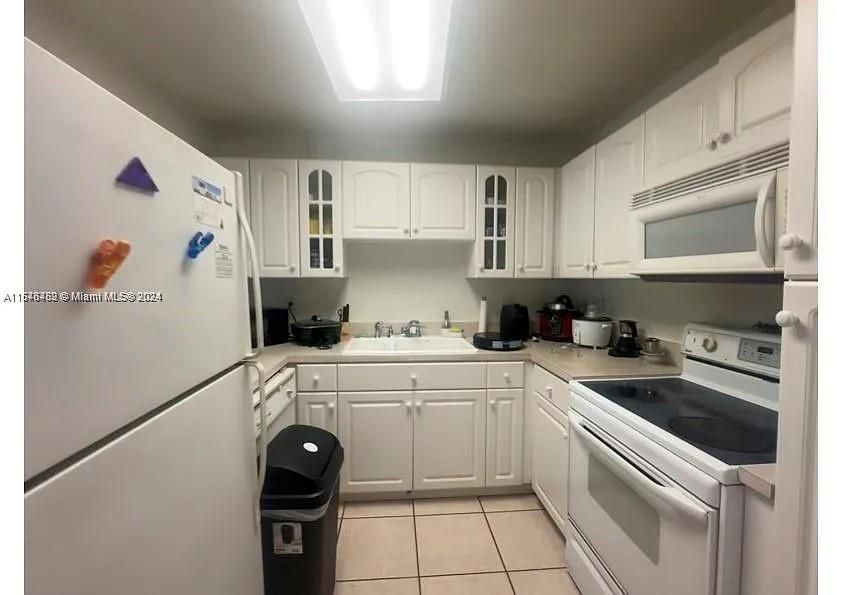 For Rent: $2,200 (2 beds, 1 baths, 943 Square Feet)