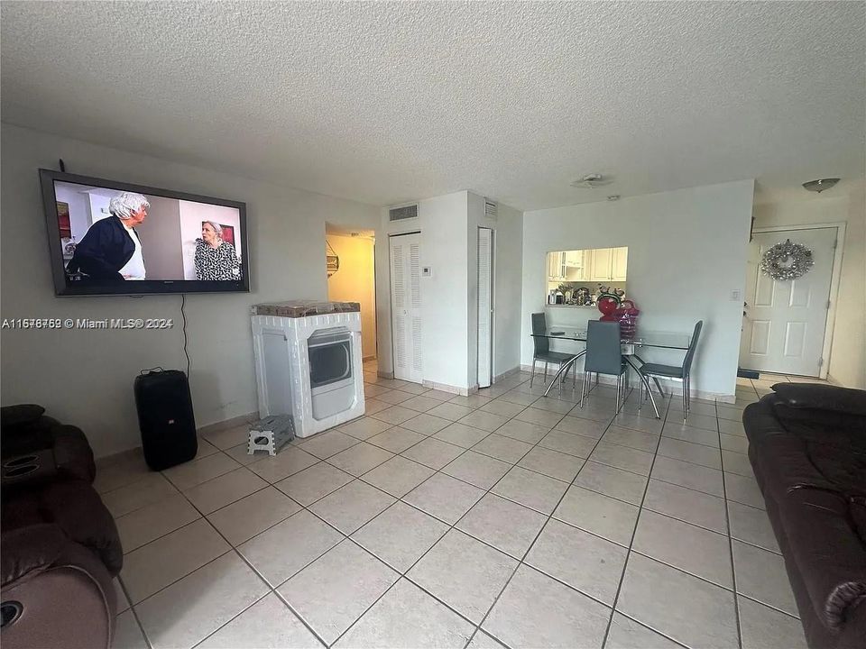 For Rent: $2,200 (2 beds, 1 baths, 943 Square Feet)