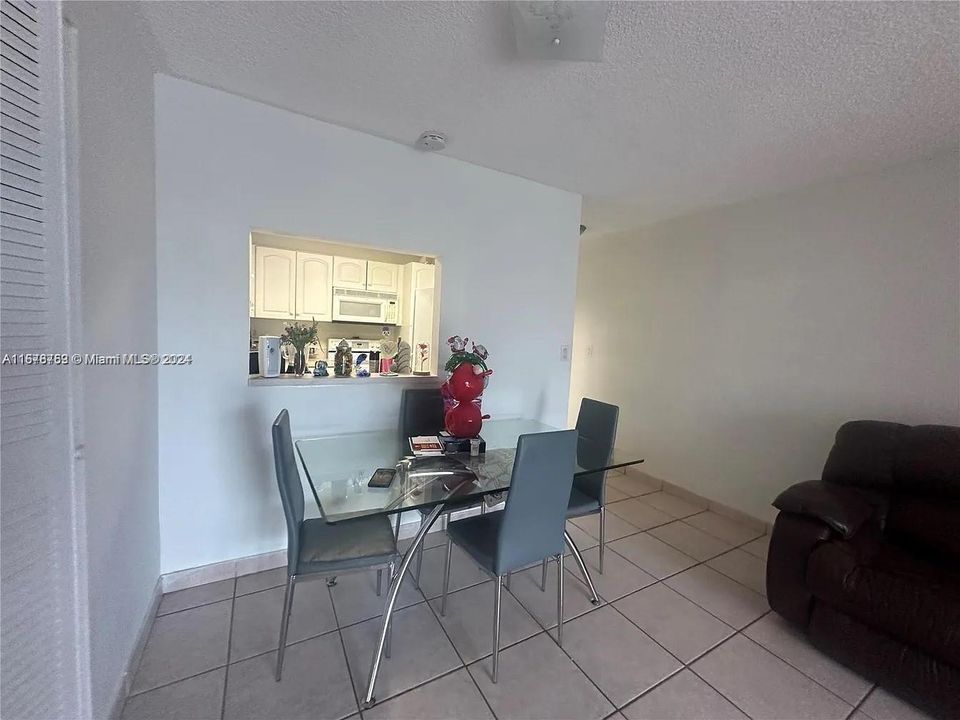 For Rent: $2,200 (2 beds, 1 baths, 943 Square Feet)