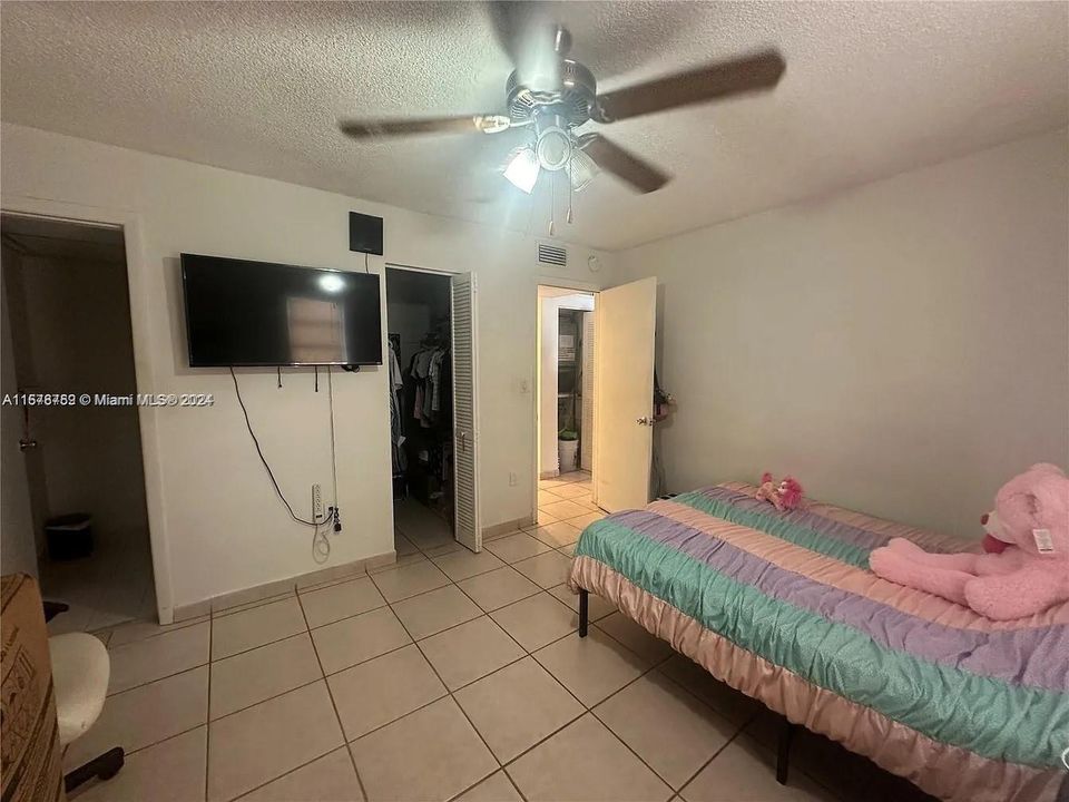 For Rent: $2,200 (2 beds, 1 baths, 943 Square Feet)