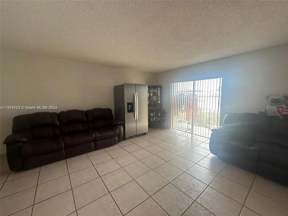 For Rent: $2,200 (2 beds, 1 baths, 943 Square Feet)