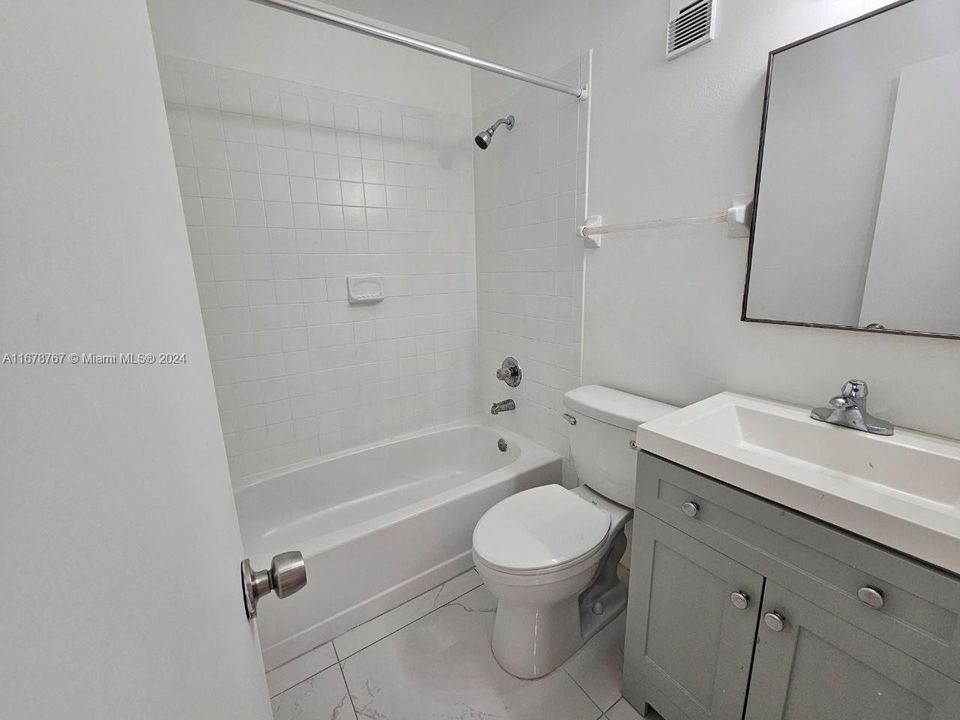 For Rent: $2,700 (3 beds, 2 baths, 980 Square Feet)