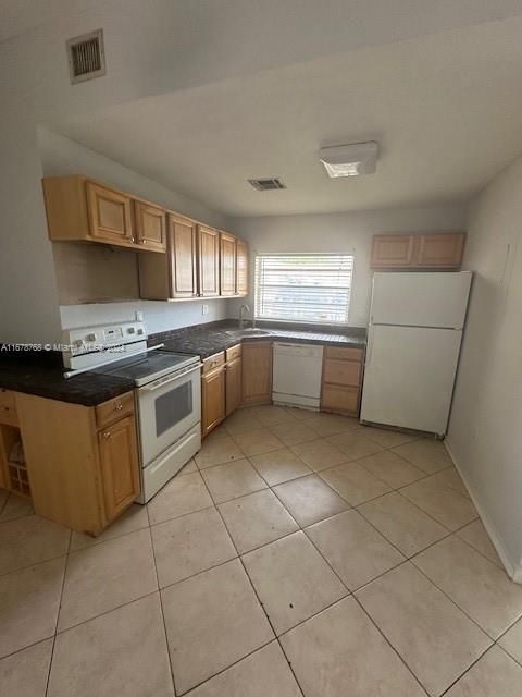 For Sale: $245,000 (2 beds, 2 baths, 916 Square Feet)