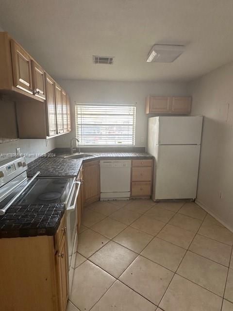 For Sale: $245,000 (2 beds, 2 baths, 916 Square Feet)