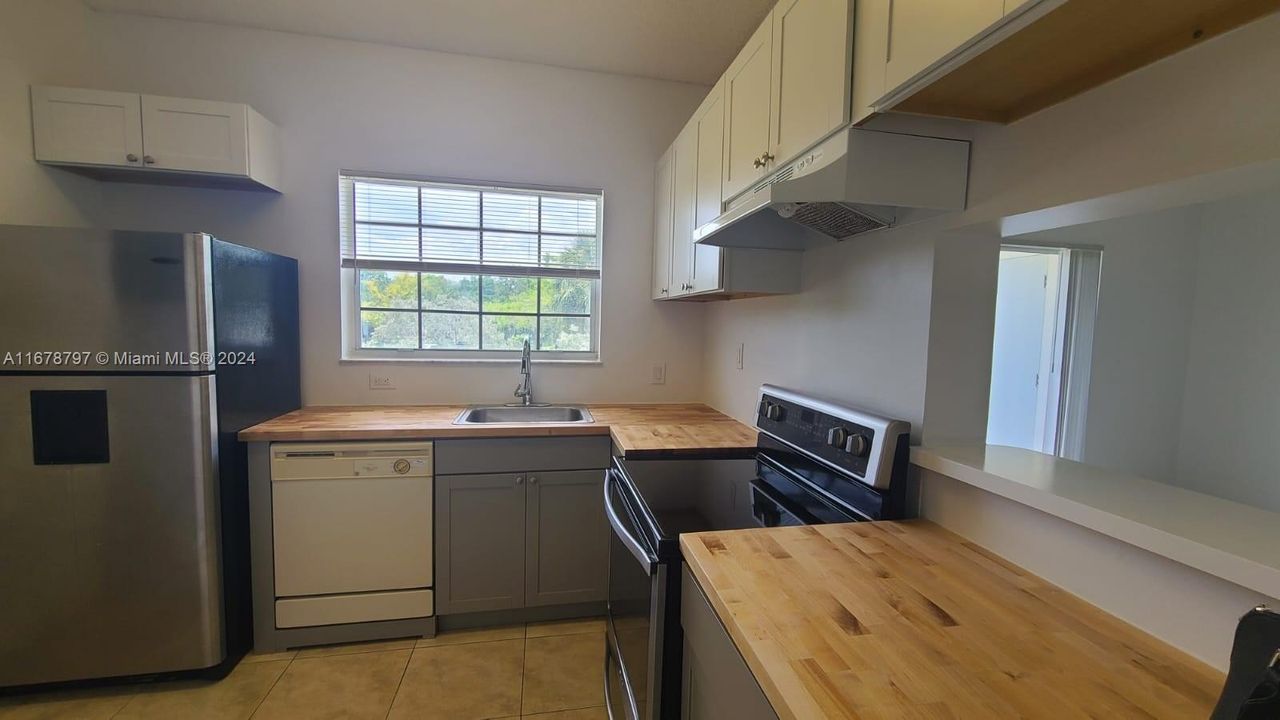 For Rent: $1,900 (2 beds, 2 baths, 807 Square Feet)