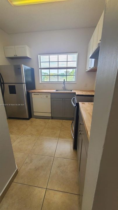 For Rent: $1,900 (2 beds, 2 baths, 807 Square Feet)