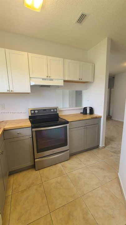 For Rent: $1,900 (2 beds, 2 baths, 807 Square Feet)