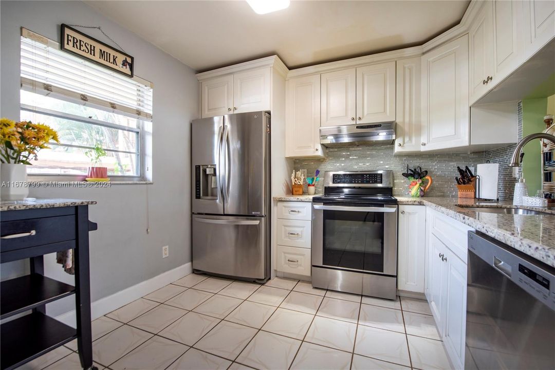 For Sale: $226,900 (2 beds, 2 baths, 1074 Square Feet)