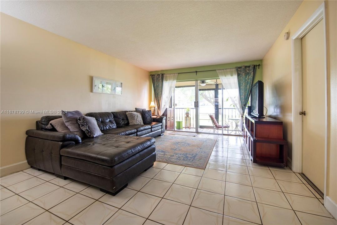 For Sale: $226,900 (2 beds, 2 baths, 1074 Square Feet)