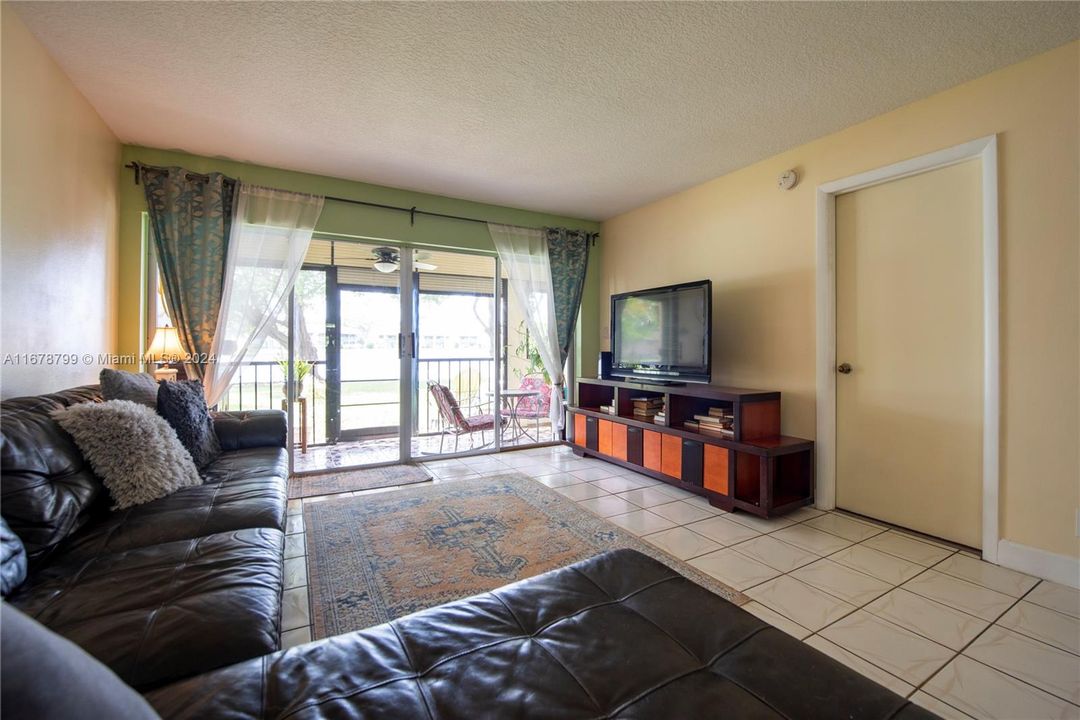 For Sale: $226,900 (2 beds, 2 baths, 1074 Square Feet)