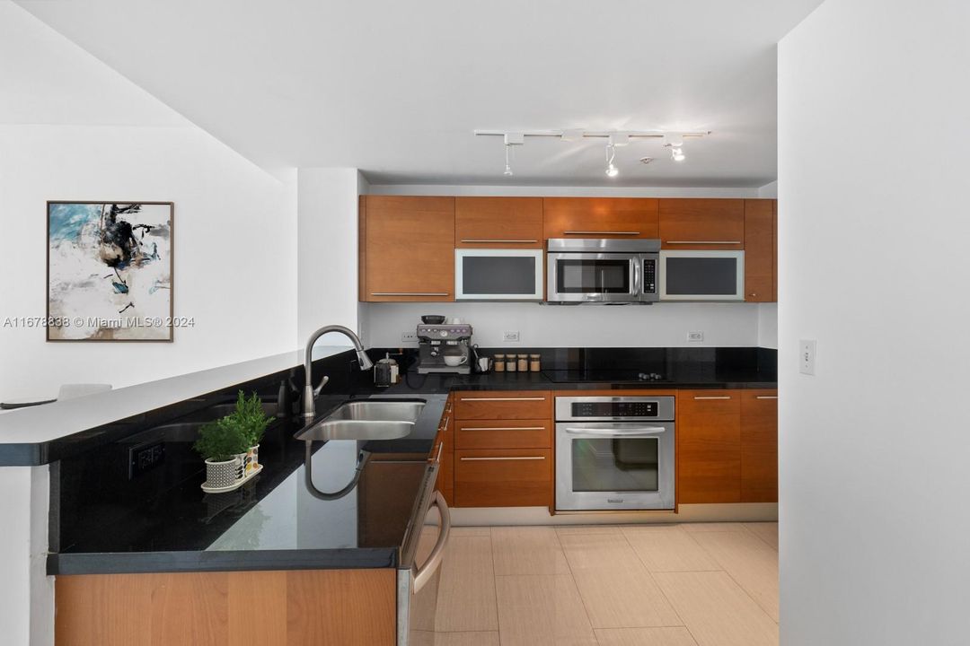 For Sale: $455,000 (1 beds, 1 baths, 806 Square Feet)