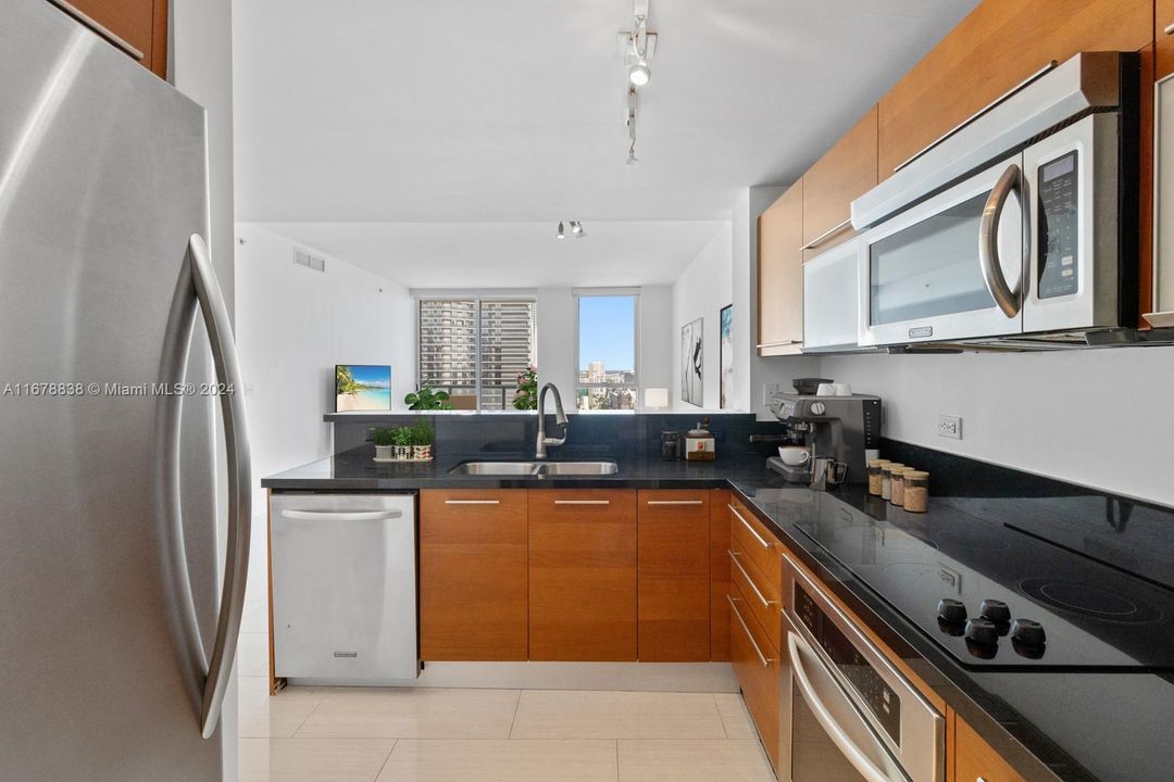 For Sale: $455,000 (1 beds, 1 baths, 806 Square Feet)