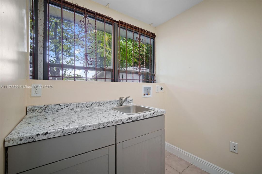 For Sale: $560,000 (3 beds, 2 baths, 1426 Square Feet)