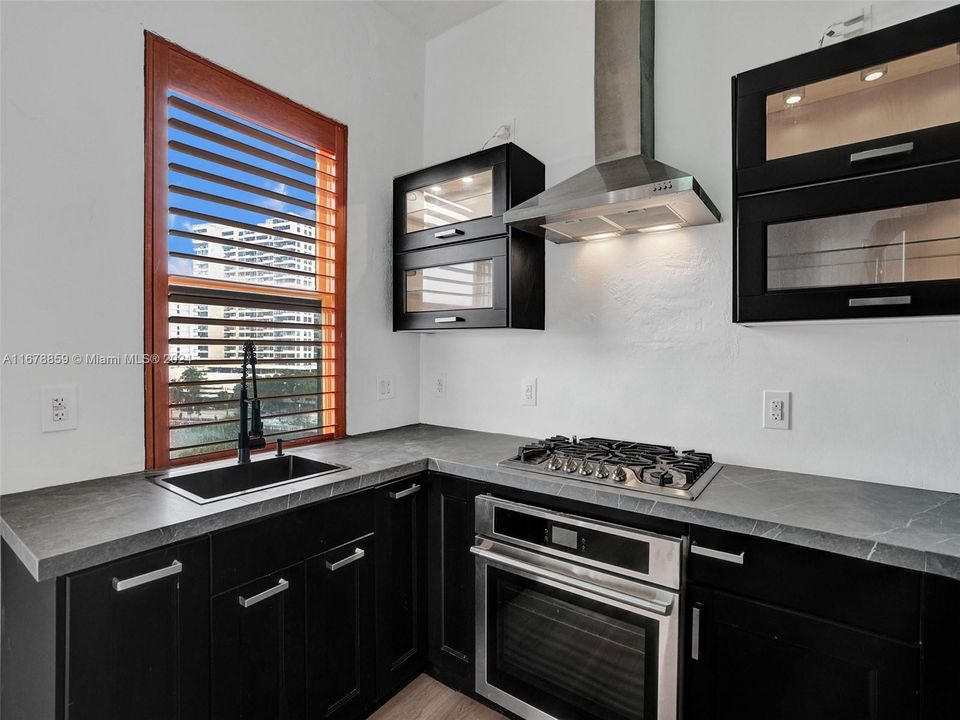 For Sale: $850,000 (2 beds, 2 baths, 952 Square Feet)