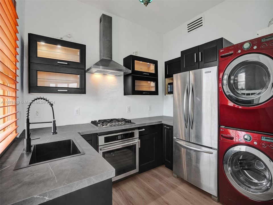 For Sale: $850,000 (2 beds, 2 baths, 952 Square Feet)