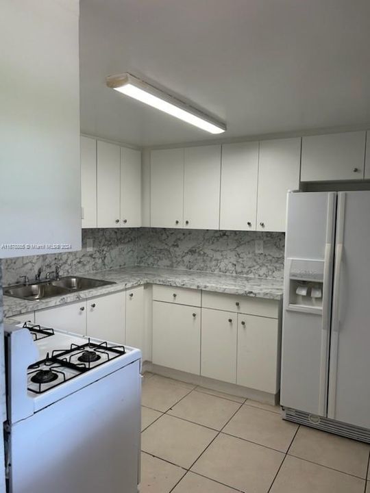 For Sale: $228,500 (2 beds, 2 baths, 915 Square Feet)