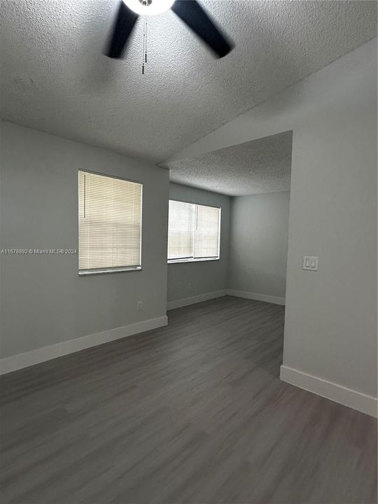 For Sale: $245,000 (1 beds, 1 baths, 735 Square Feet)