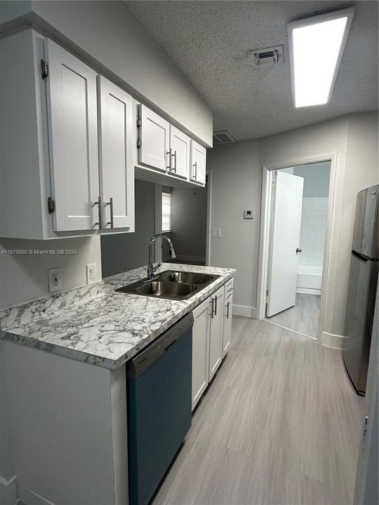 For Sale: $245,000 (1 beds, 1 baths, 735 Square Feet)