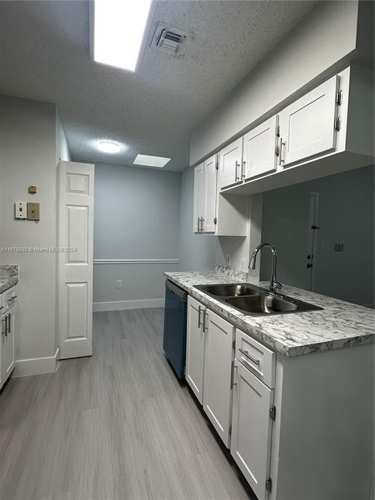 For Sale: $245,000 (1 beds, 1 baths, 735 Square Feet)