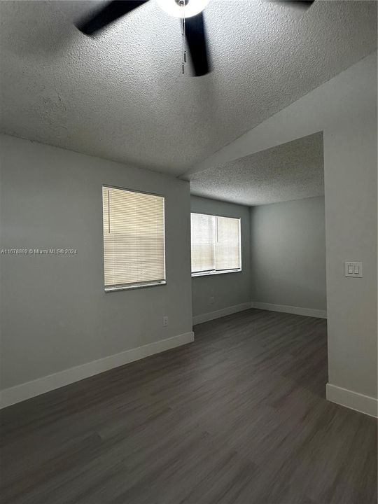 For Sale: $245,000 (1 beds, 1 baths, 735 Square Feet)