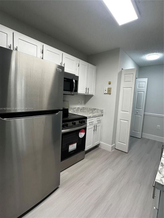 For Sale: $245,000 (1 beds, 1 baths, 735 Square Feet)