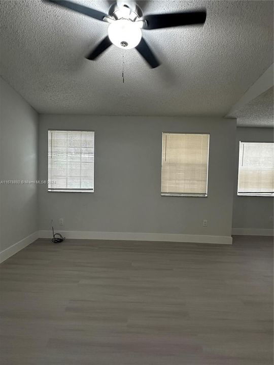 For Sale: $245,000 (1 beds, 1 baths, 735 Square Feet)