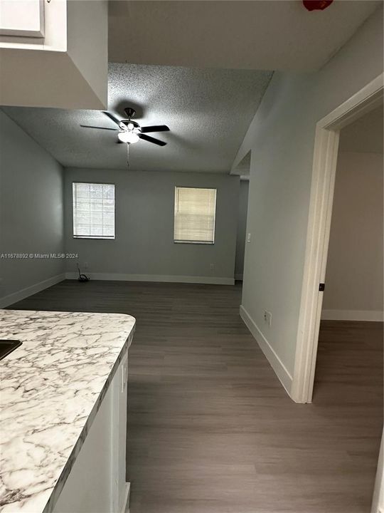 For Sale: $245,000 (1 beds, 1 baths, 735 Square Feet)