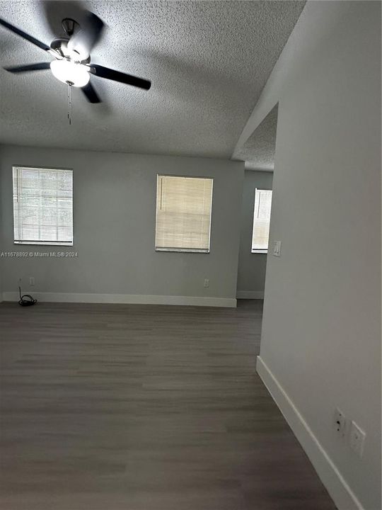 For Sale: $245,000 (1 beds, 1 baths, 735 Square Feet)