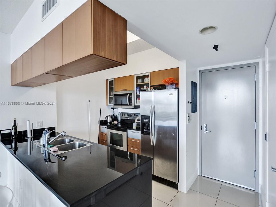 For Sale: $499,000 (1 beds, 1 baths, 791 Square Feet)